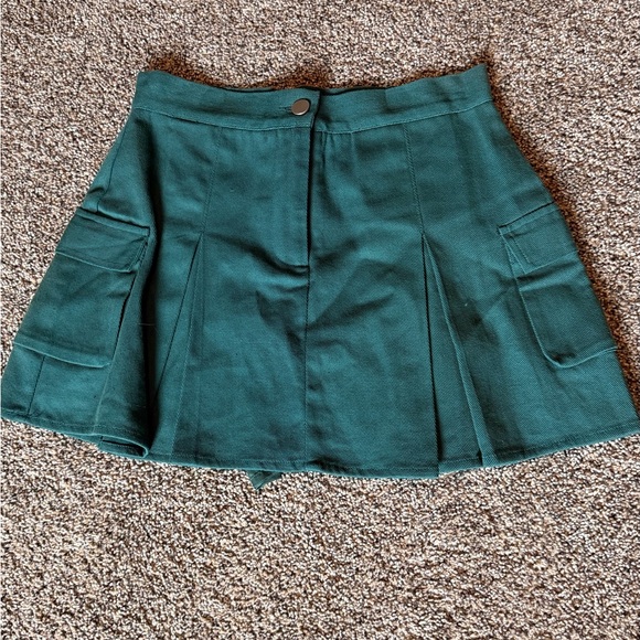 Green Pleated Mini Skirt / Skorts with Pockets - Picture 5 of 7